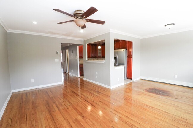 Building Photo - Large 2BR w/Dining & Parking Included