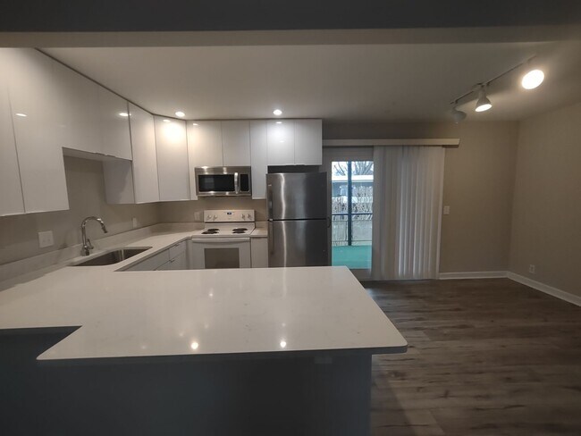 Building Photo - Pristine move-in ready condo located in Di...