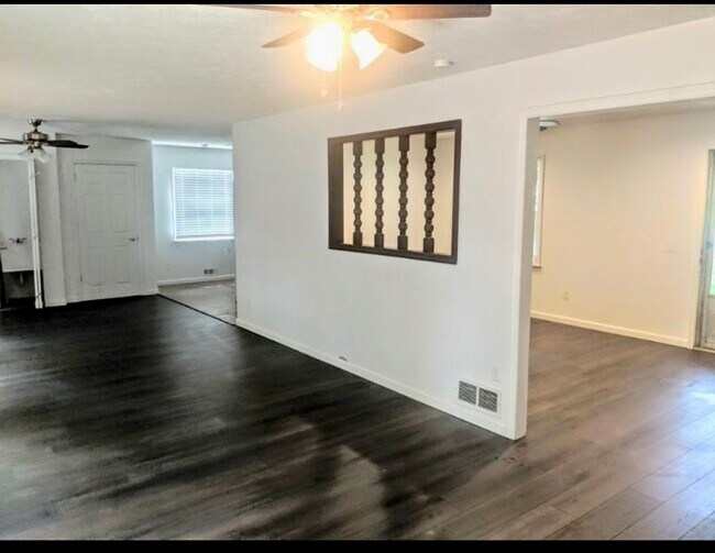 Building Photo - 781 Robin Dr SE