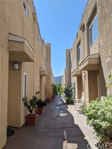 Foto del edificio - 2466 Montrose Ave