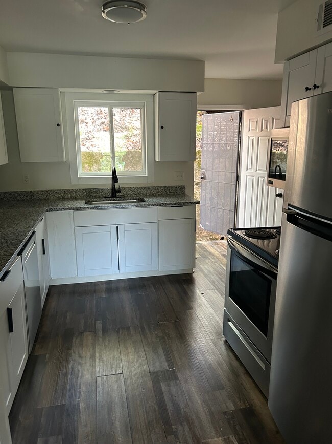 Building Photo - 709 Summit Ave