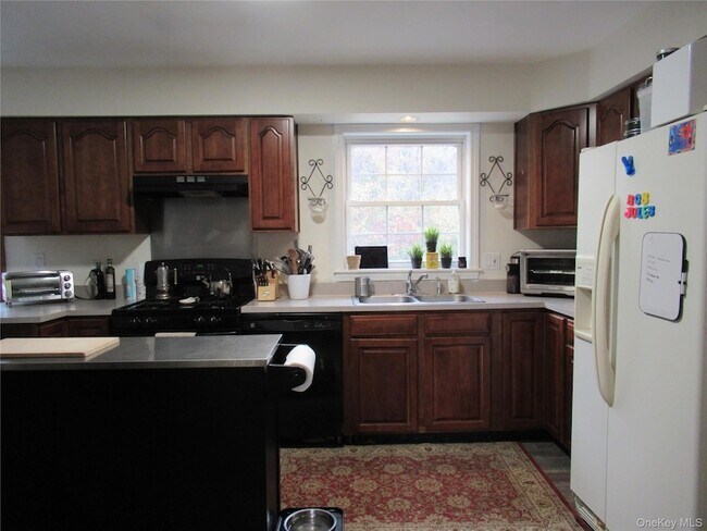 Foto del edificio - 63 River Rd