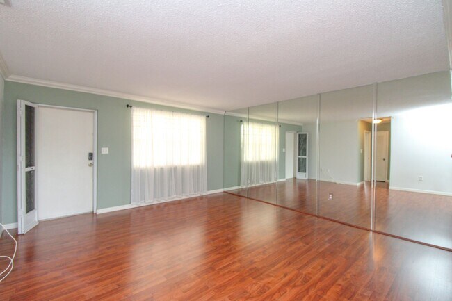 Building Photo - ** ADORABLE 2ND FLOOR 2/2 CONDO CANAL VIEW...