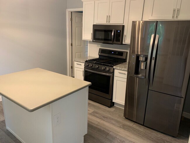 Building Photo - 4 bed/2 bath house in the heart of the Wes...
