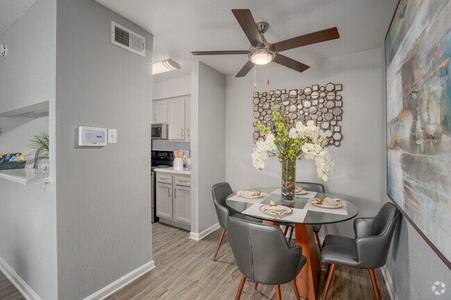 1BR, 1BA - 604SF - Dining Room - University Green