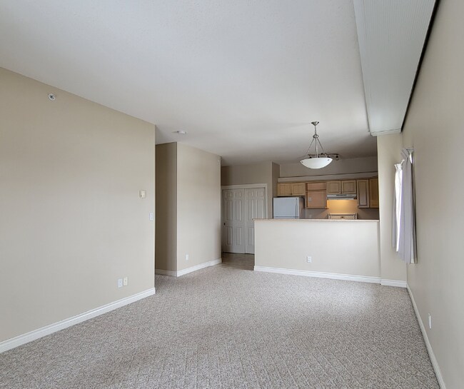 Photo du bâtiment - 9914-9101 101 Ave