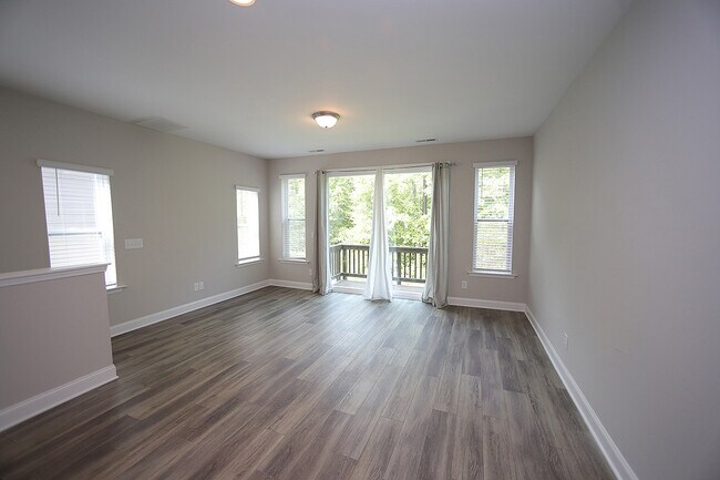 Building Photo - 147 Manordale Dr