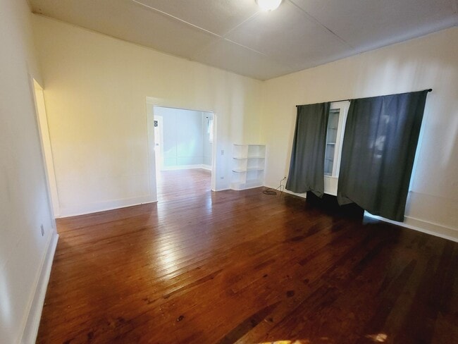 Building Photo - PRIVATE & Spacious 2/1 SE House on 1 Acre w/ Wood Floors, Washer/Dryer, & Screened Porch! Avail N...