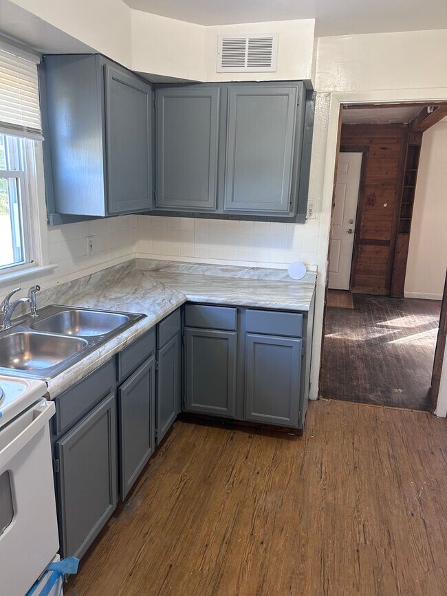 Building Photo - 3 BED 1 BATH SINGLE FAMILY HOME!