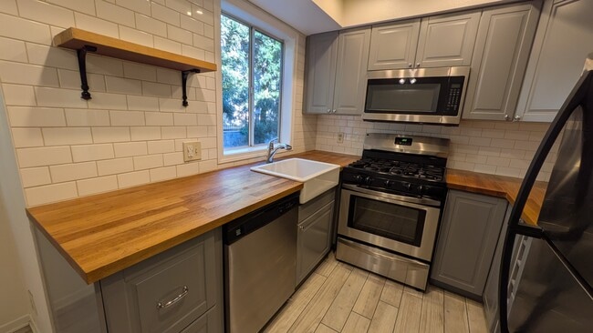 Building Photo - 7320 Balboa Blvd