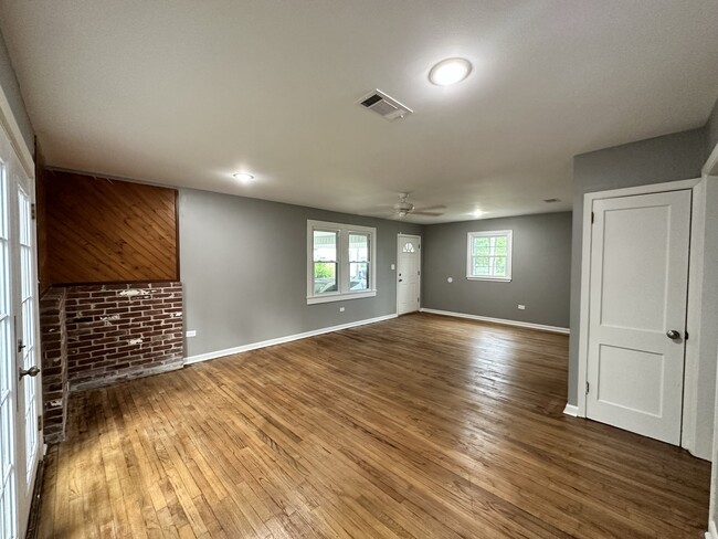 Building Photo - 105 Rosewood Cir