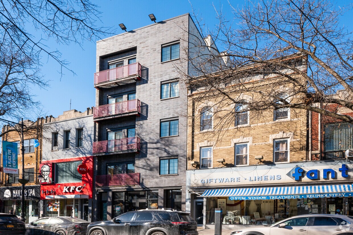 Building Photo - 3038 Steinway St