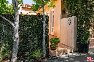 Building Photo - 216 S Carmelina Ave