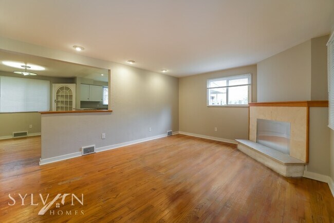 Building Photo - Welcome home to this cute 2BR 1.5BA home