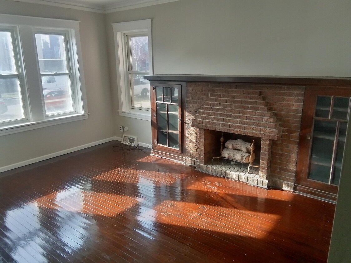 Living Room - 1635 N Luna Ave