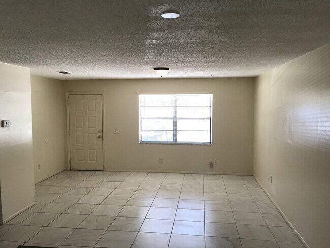 Foto del edificio - Cozy 2 bedroom/1 bath Duplex