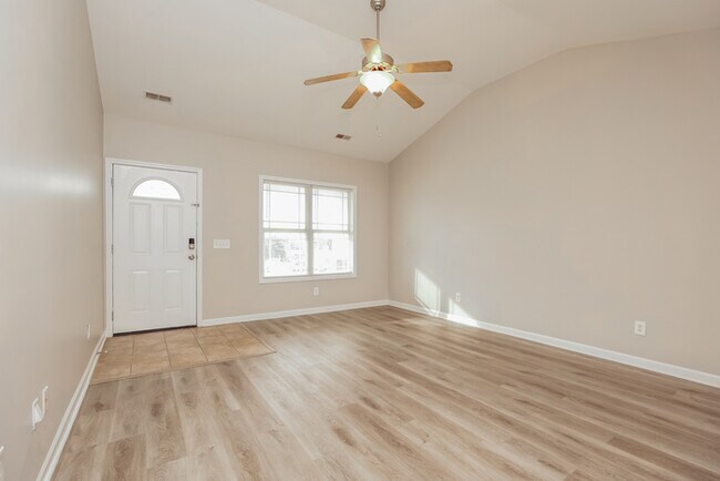 Foto del edificio - 100 Amos Springs Way