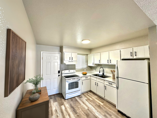 Building Photo - 2915 Straus Ln