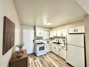 Building Photo - 2915 Straus Ln