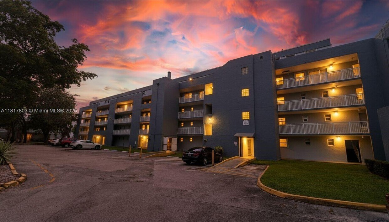 Foto principal - 9359 Fontainebleau Blvd