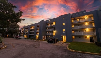 Building Photo - 9359 Fontainebleau Blvd