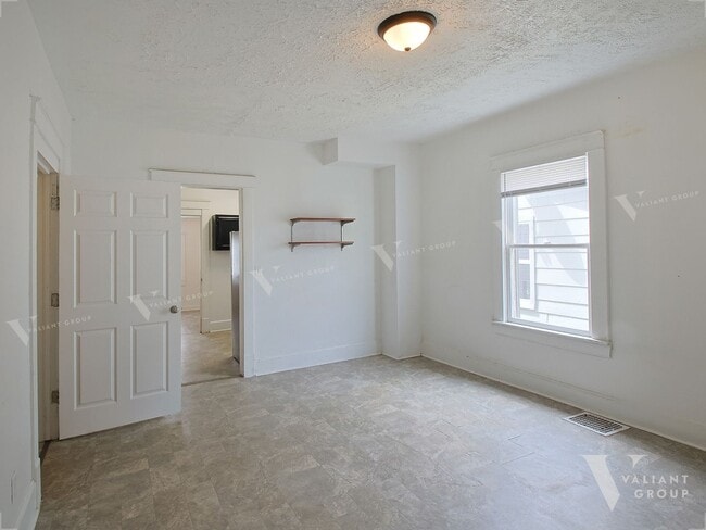 Foto del edificio - 1032 E Commercial St