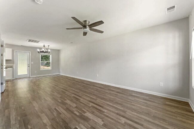 Foto del edificio - Charming 3-Bedroom Home in Millstone Subdi...