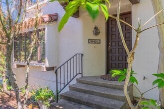 Building Photo - 8642 Villa La Jolla Dr