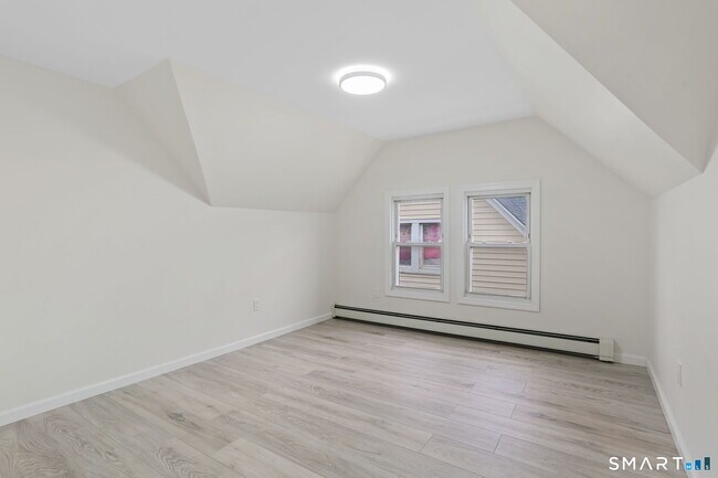 Building Photo - 661-663-663 Iranistan Ave