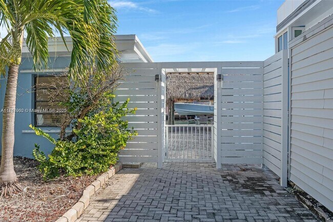 Building Photo - 230 Jolly Roger Dr