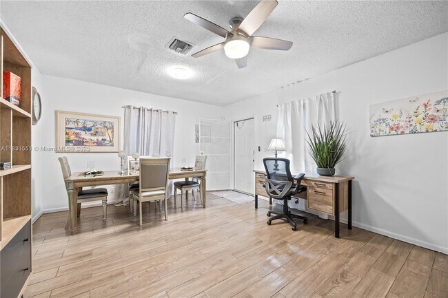 Foto del edificio - 600 NW 99th St