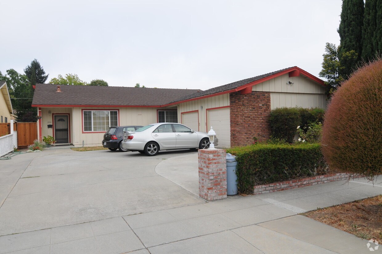 Building Photo - 2929-2931 Driftwood Dr