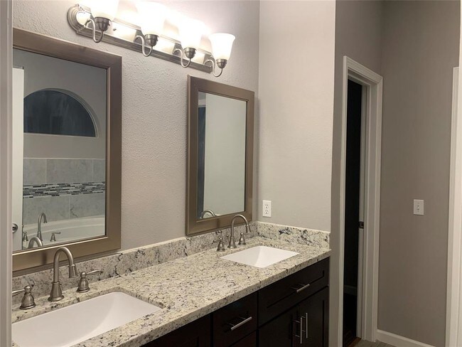 Building Photo - 20814 Medallion Pointe Dr