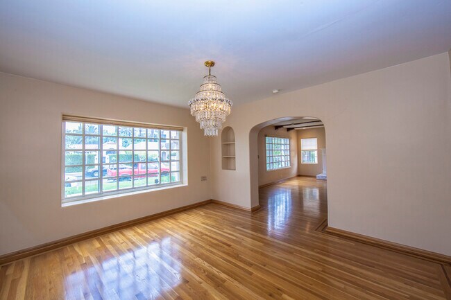 Building Photo - 331 N Sweetzer Ave