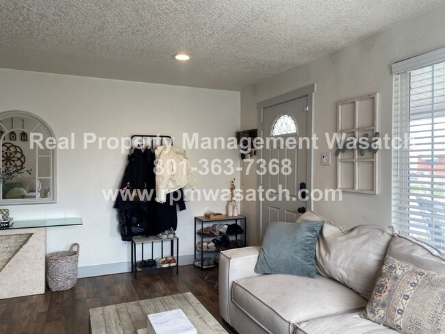 Building Photo - Come See This Beautiful 3 Bedroom 2.5 Bath...