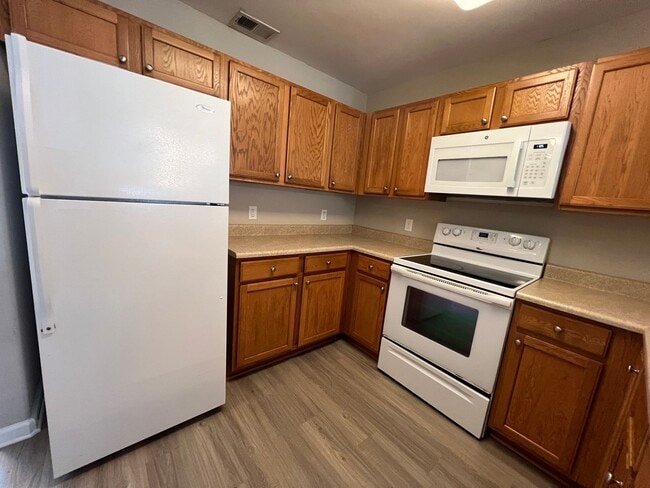 Building Photo - 2 bedroom 2.5 bath townhome in Spring Lakes