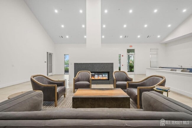Building Photo - 723 Lorhan Dr