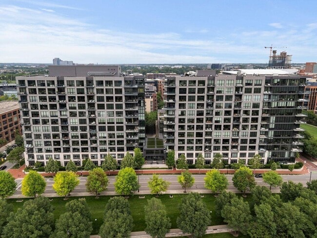 Building Photo - 250 W Spring St