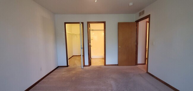 Building Photo - Two Bedroom Condo in Stadium Meadows!