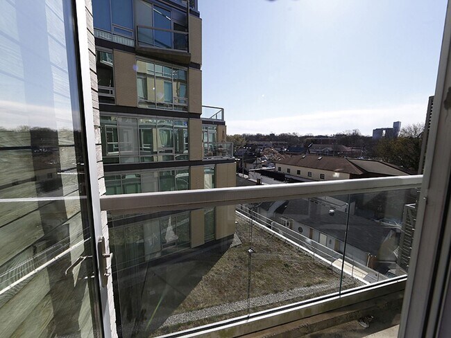 Foto del edificio - Rare Rental in Greenbridge!  Live in the m...