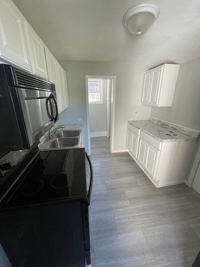 Foto del edificio - AVAILABLE June  - 1 BED 1 BATH Single Family Home!