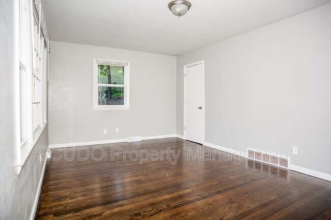 Building Photo - 1228 E T C Lea Rd