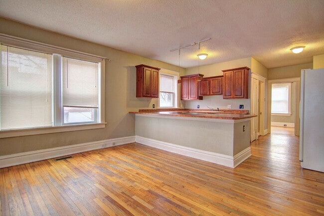 Building Photo - Large charming 3 bedroom 2 bath with overs...