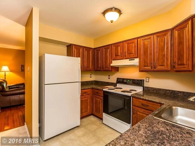 Building Photo - 8817 Stonebrook Ln