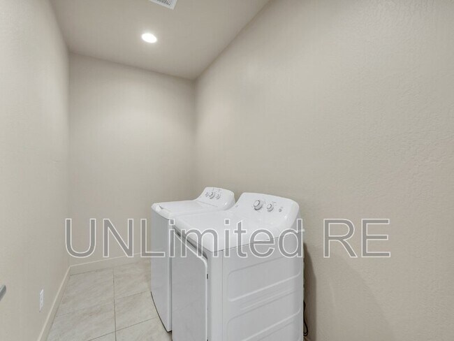 Foto del edificio - 2539 W Josselyn Dr