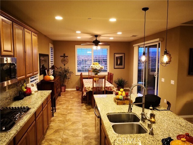 Foto del edificio - 28934 W Hills Dr