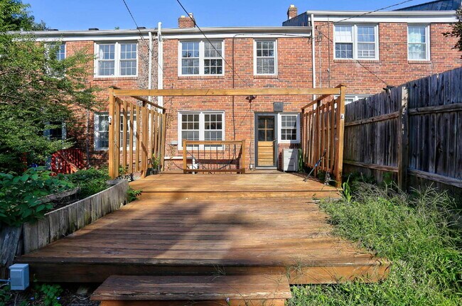 Building Photo - (3BD/2BA) Fabulous Rodgers Forge Townhome