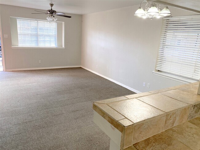 Foto del edificio - 10122 Shadow Wood Dr