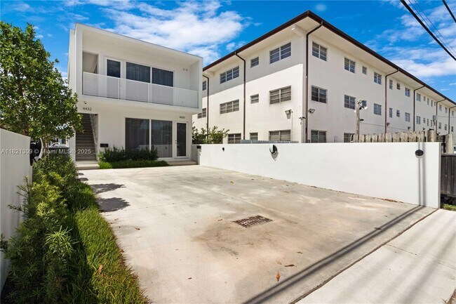 Foto del edificio - 4430 W Flagler St