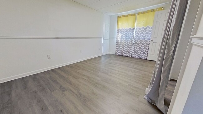 Building Photo - 1st Floor Apartment